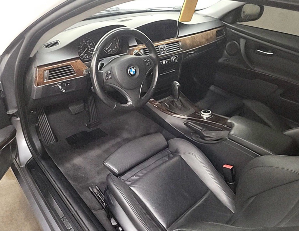 2011 BMW 3 Series Image 3