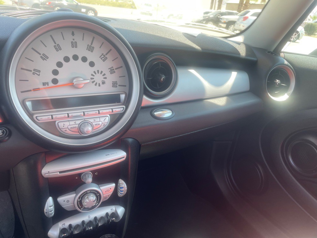 2009 MINI Cooper Image 6