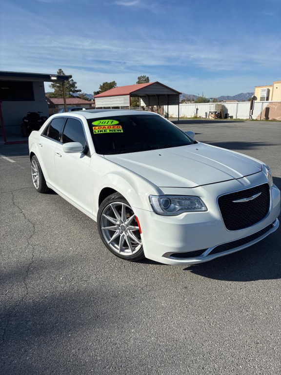 2017 Chrysler 300 Image 2