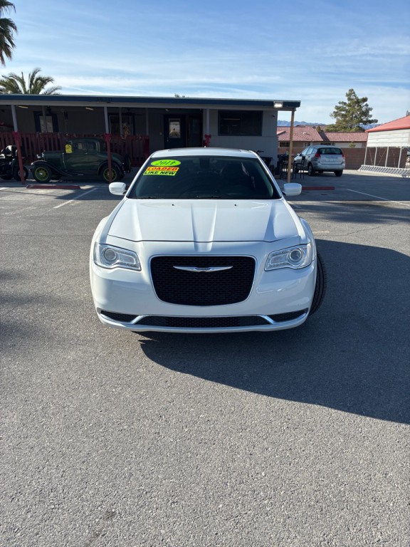2017 Chrysler 300 Image 3