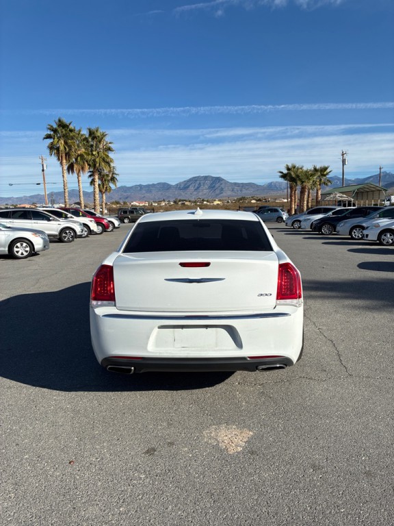 2017 Chrysler 300 Image 4