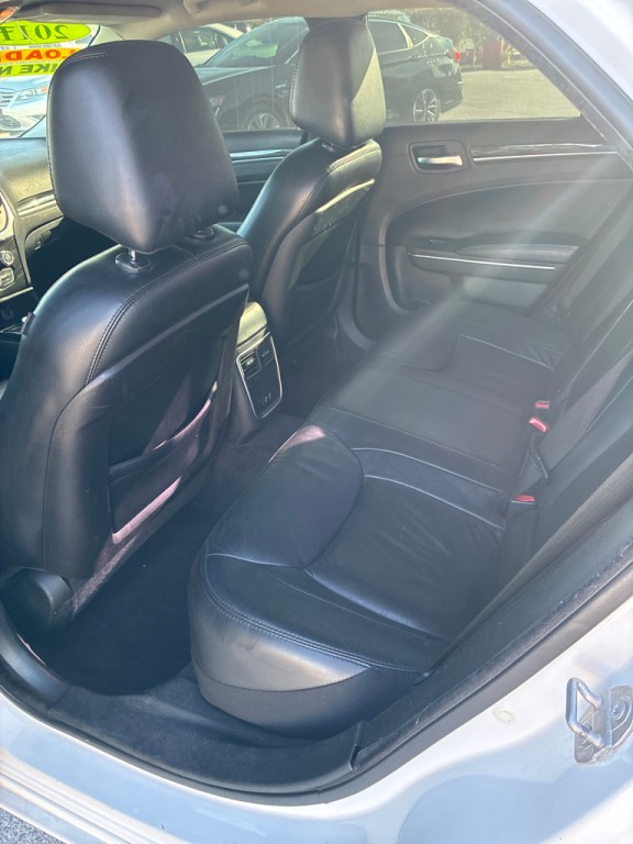 2017 Chrysler 300 Image 6