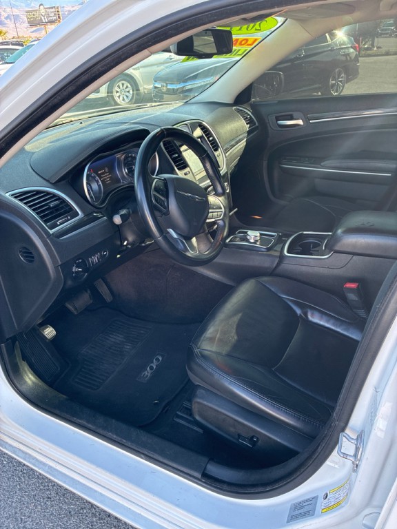 2017 Chrysler 300 Image 7