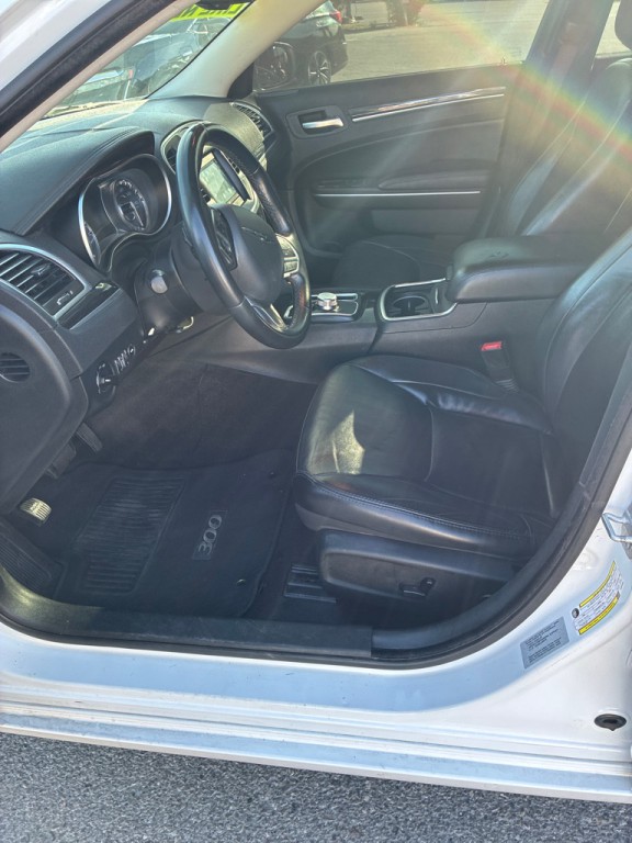 2017 Chrysler 300 Image 8