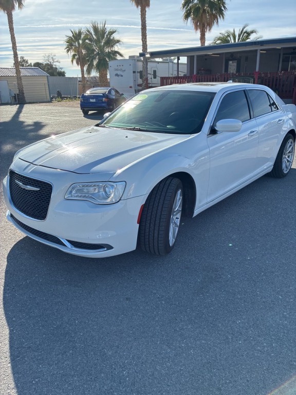 2017 Chrysler 300 Image 9