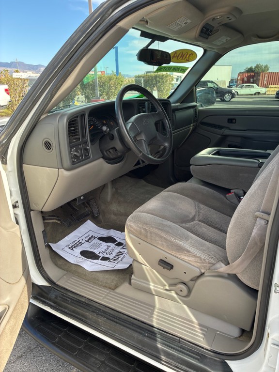 2004 Chevrolet Tahoe Image 10
