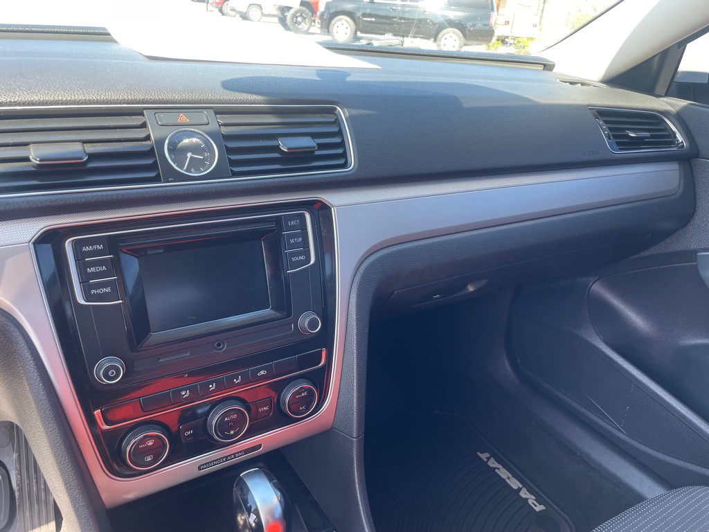 2016 Volkswagen Passat Image 6