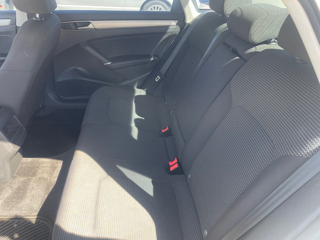 2016 Volkswagen Passat Image 11