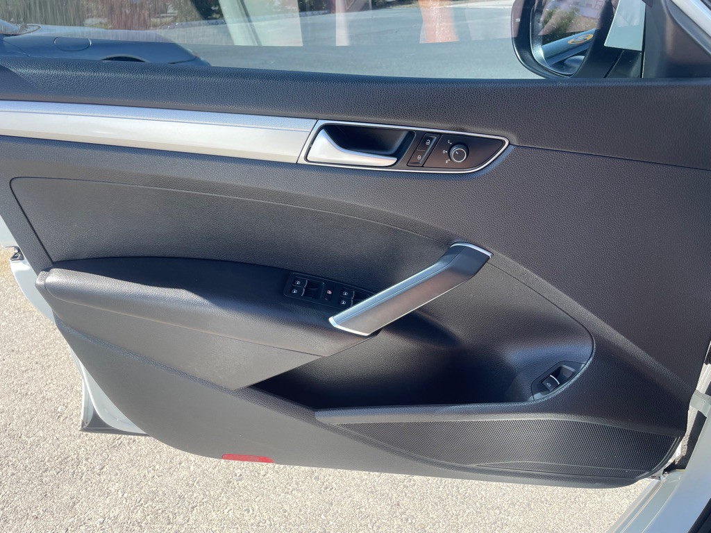 2016 Volkswagen Passat Image 13