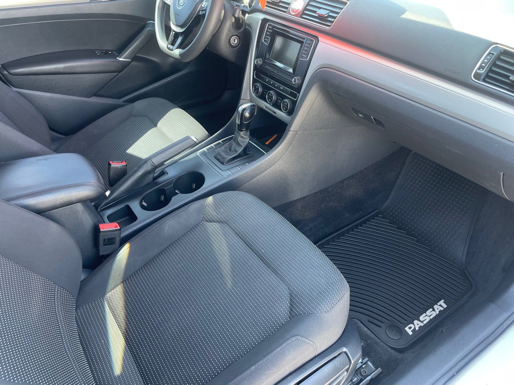 2016 Volkswagen Passat Image 14