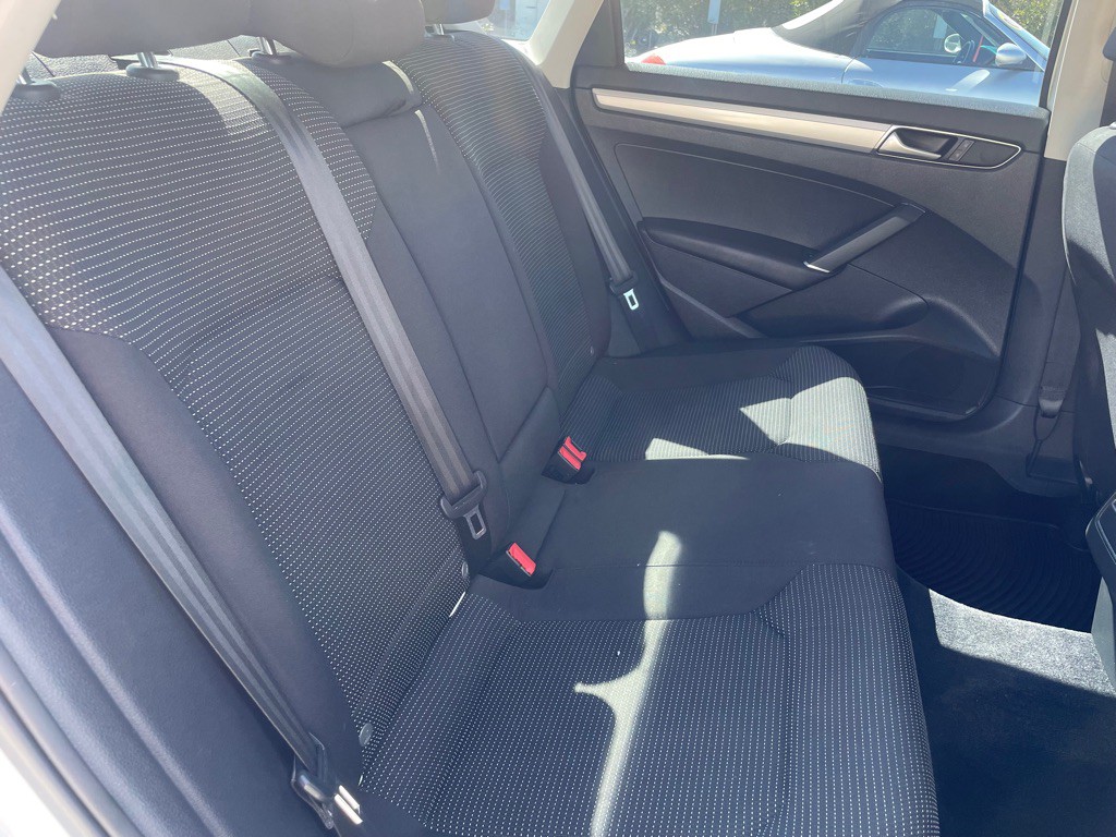 2016 Volkswagen Passat Image 16