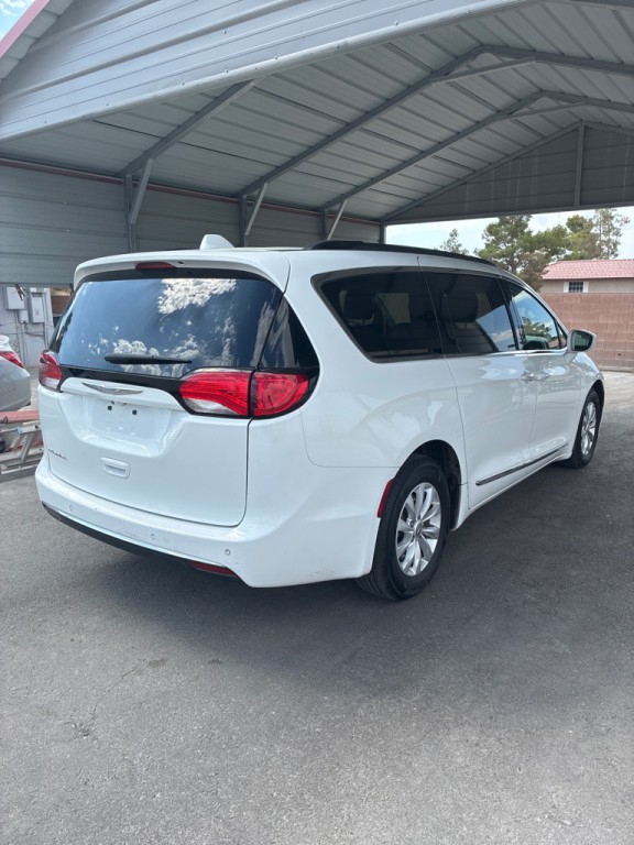 2017 Chrysler Pacifica Image 8