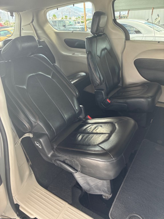 2017 Chrysler Pacifica Image 16