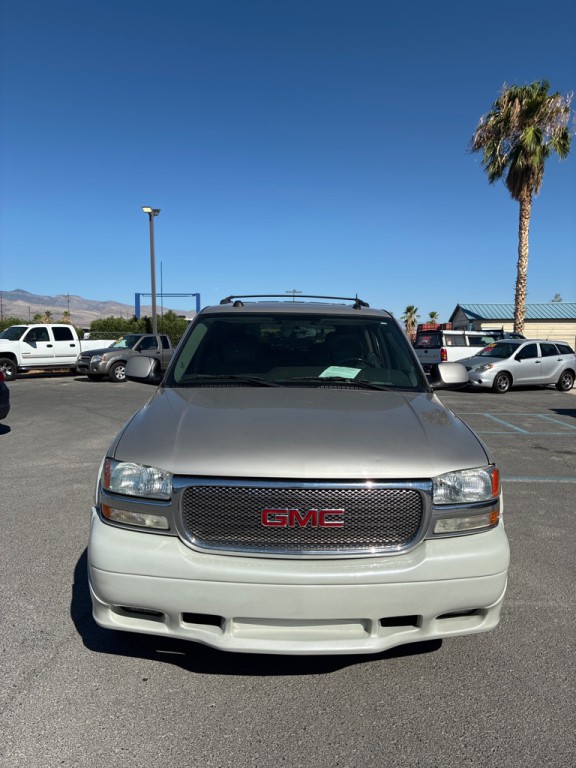 2004 GMC Yukon Image 2