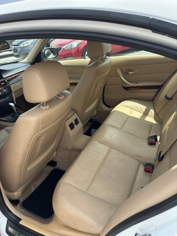 2011 BMW 3 Series Image 10