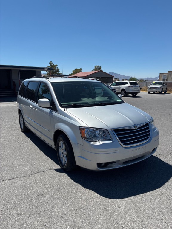 2010 Chrysler Town & Country Image 2