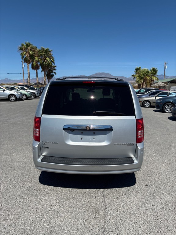 2010 Chrysler Town & Country Image 4