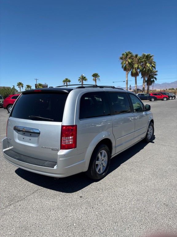 2010 Chrysler Town & Country Image 5