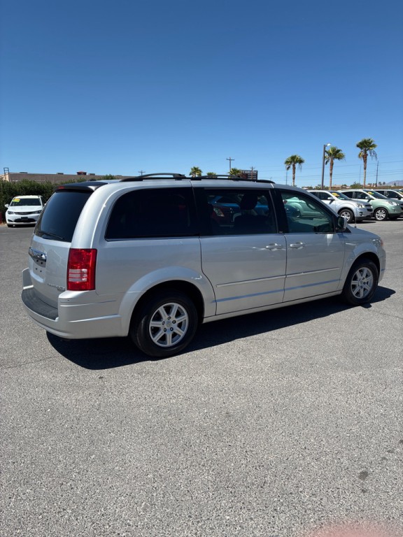 2010 Chrysler Town & Country Image 6