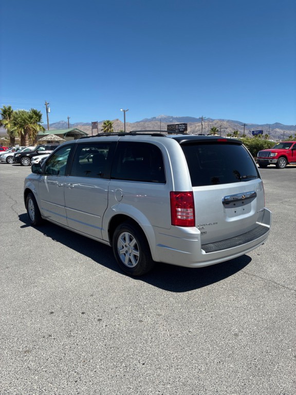 2010 Chrysler Town & Country Image 7
