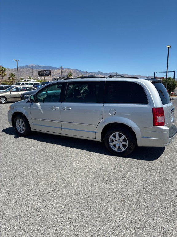 2010 Chrysler Town & Country Image 8