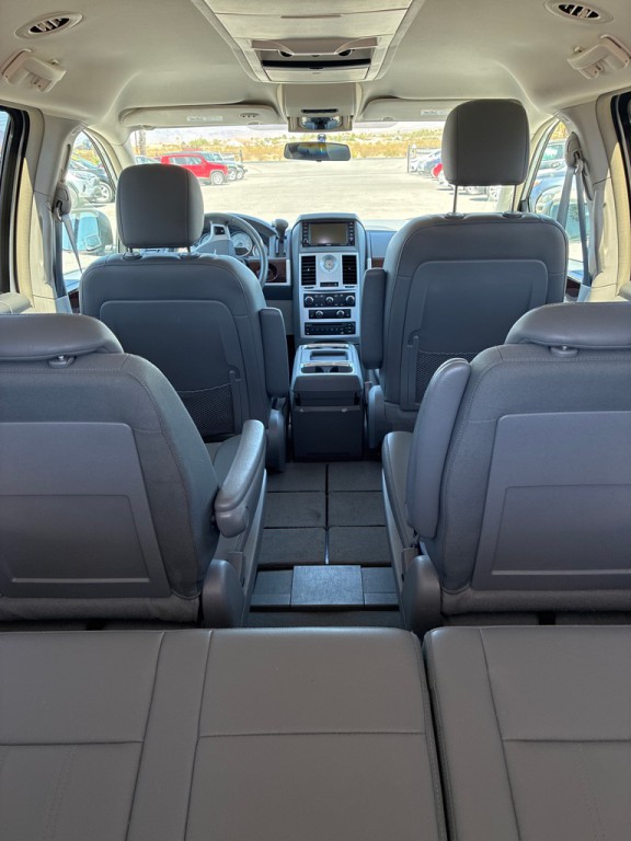 2010 Chrysler Town & Country Image 10