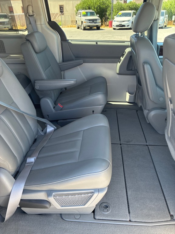 2010 Chrysler Town & Country Image 11