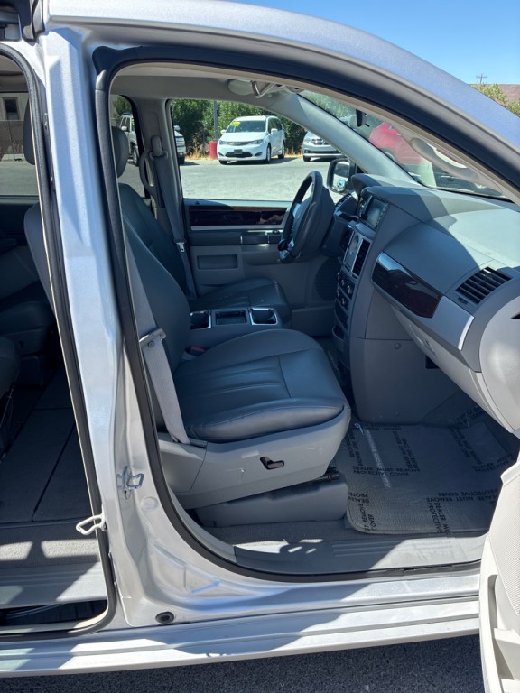 2010 Chrysler Town & Country Image 13