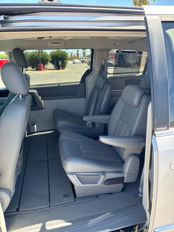 2010 Chrysler Town & Country Image 14