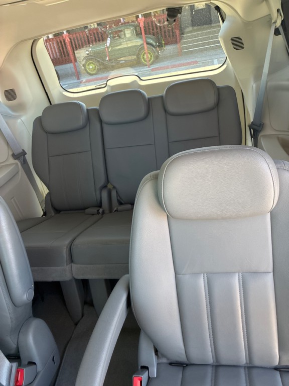 2010 Chrysler Town & Country Image 15