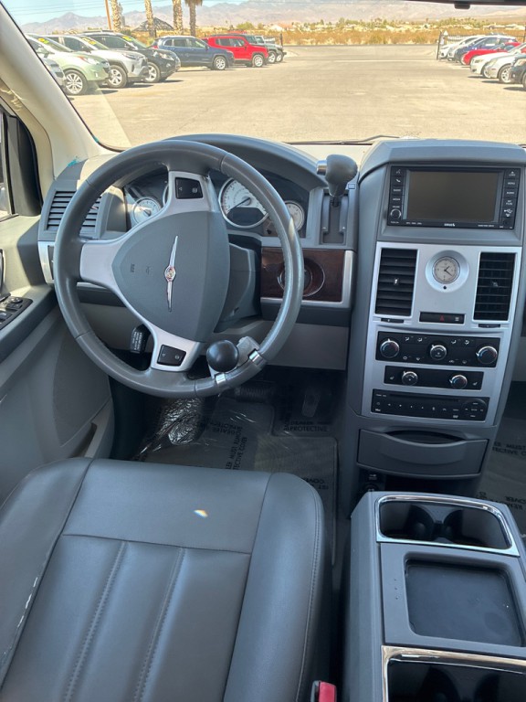 2010 Chrysler Town & Country Image 16