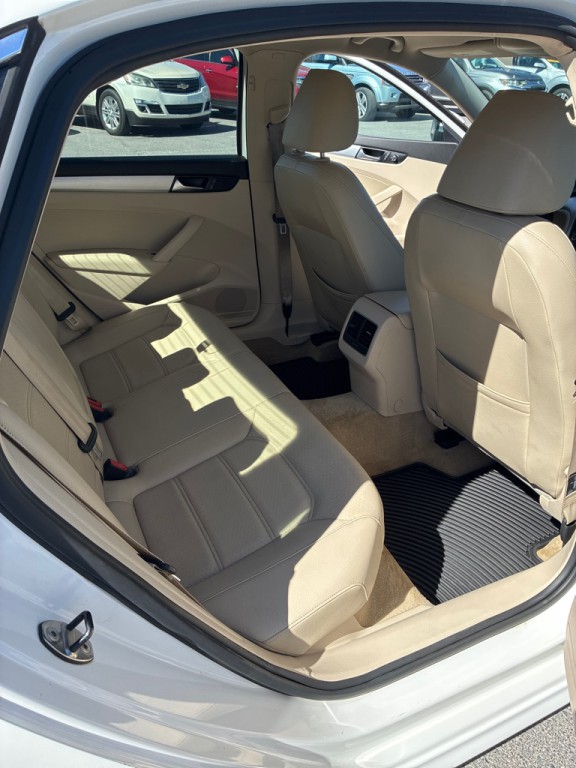 2013 Volkswagen Passat Image 12