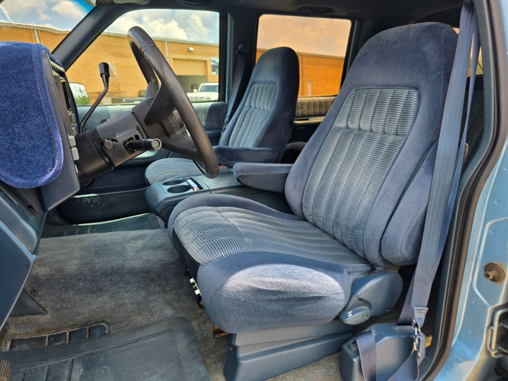 1993 Chevrolet Suburban Image 14