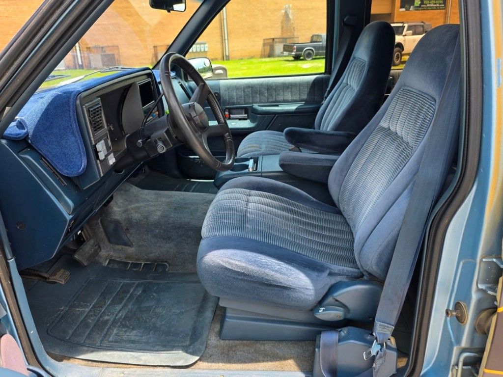 1993 Chevrolet Suburban Image 15