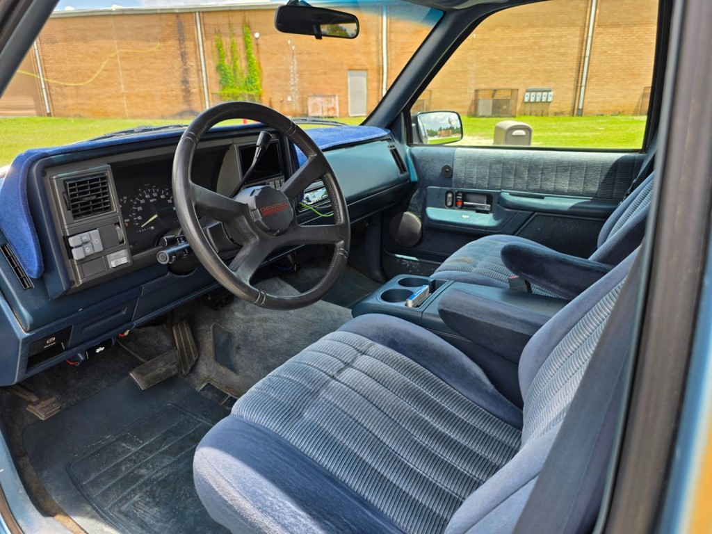 1993 Chevrolet Suburban Image 16