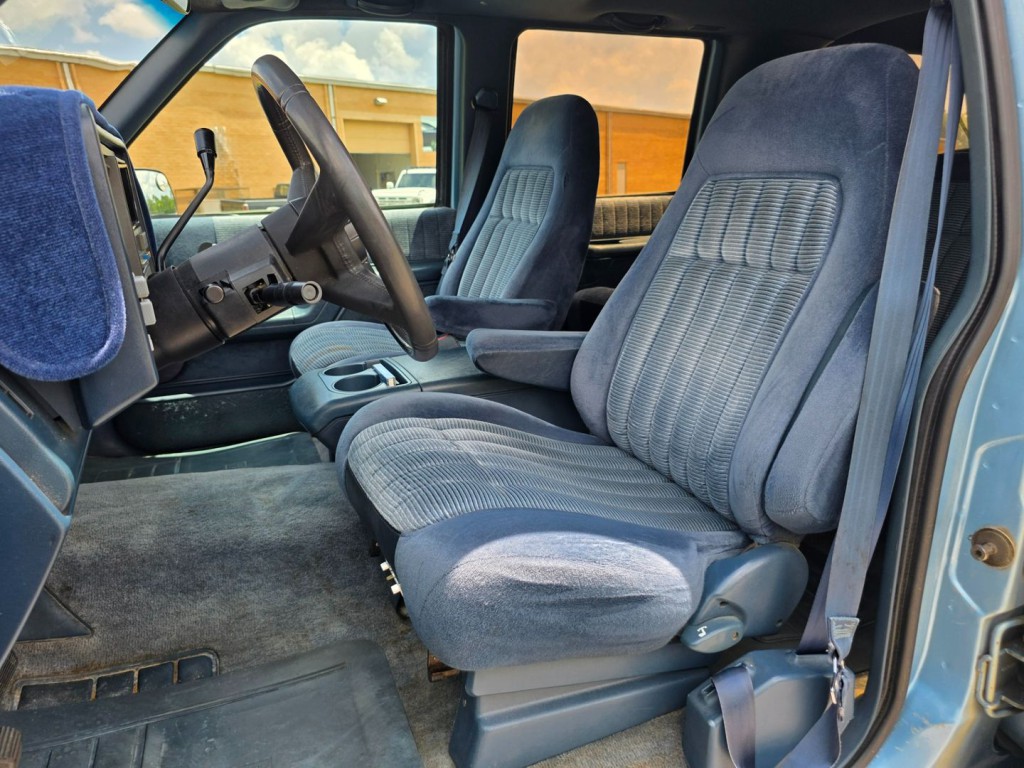 1993 Chevrolet Suburban Image 25