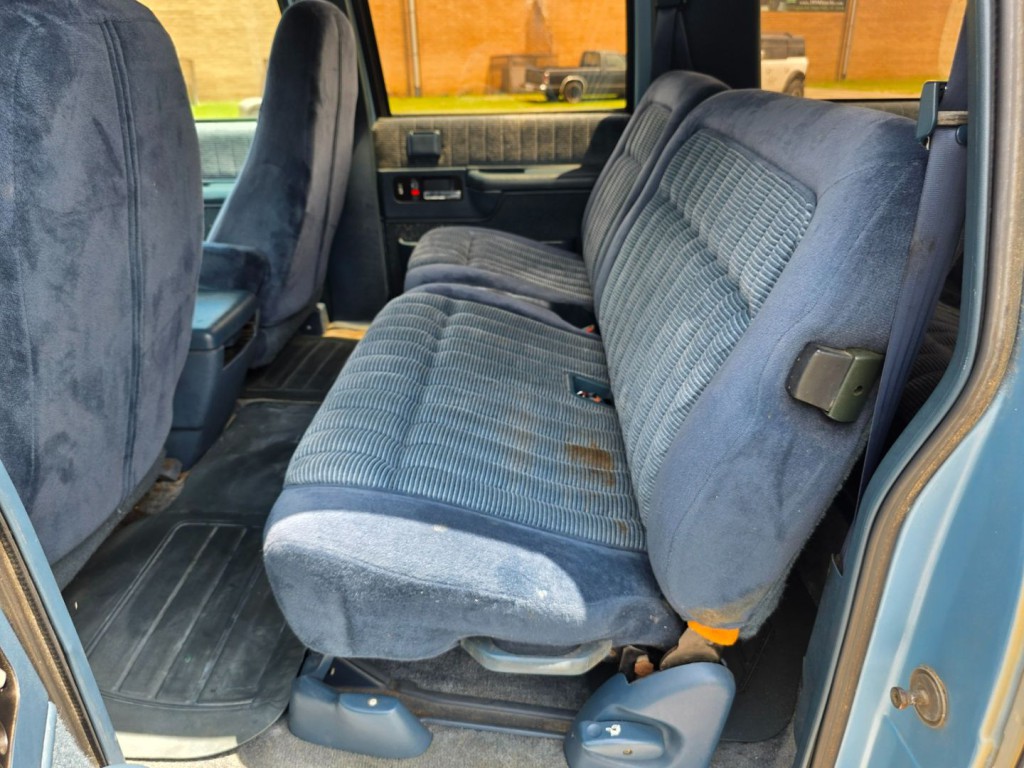 1993 Chevrolet Suburban Image 26