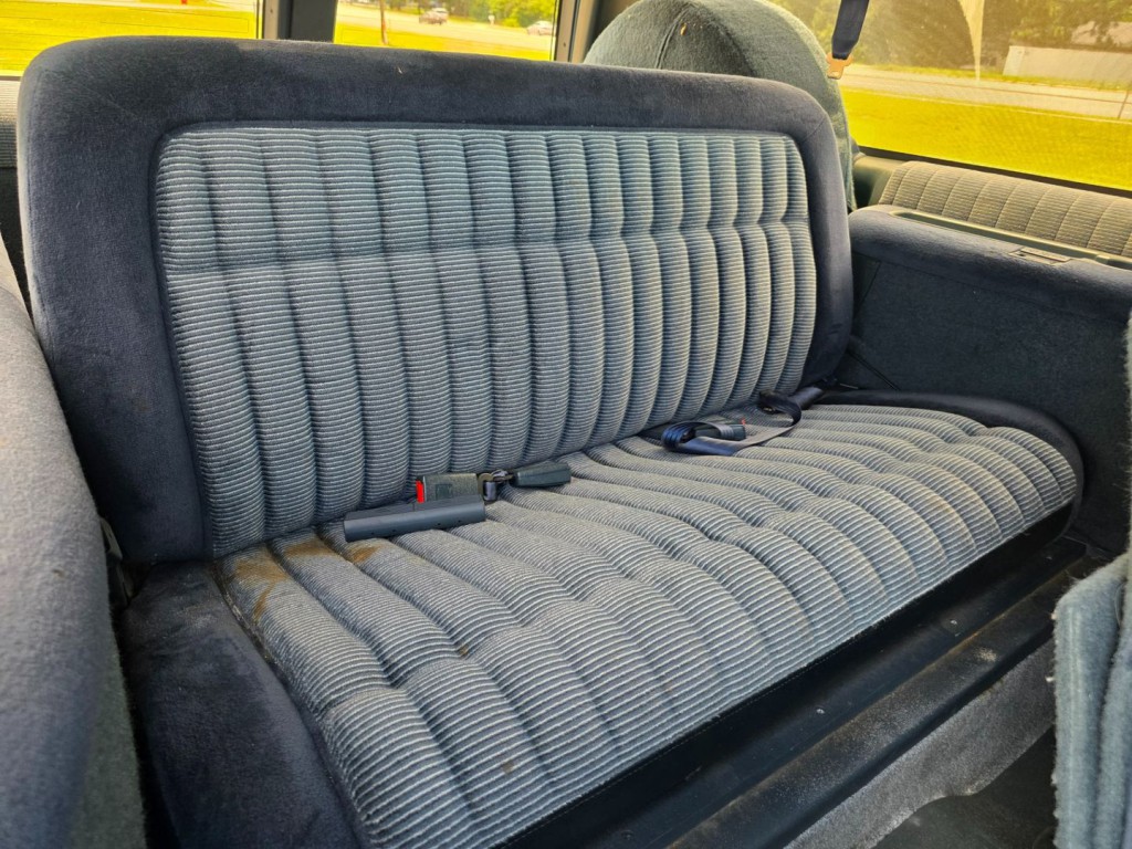 1993 Chevrolet Suburban Image 28