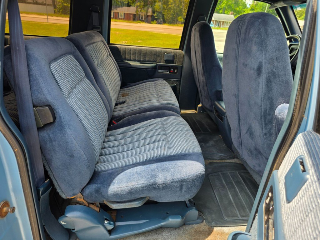 1993 Chevrolet Suburban Image 29