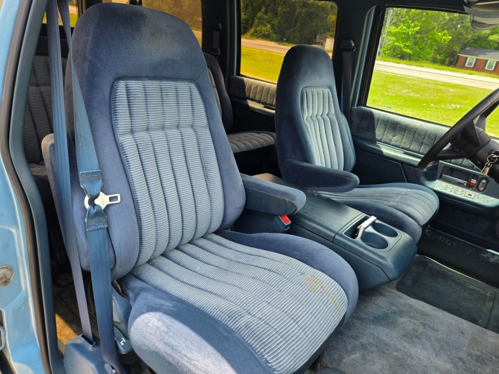 1993 Chevrolet Suburban Image 30
