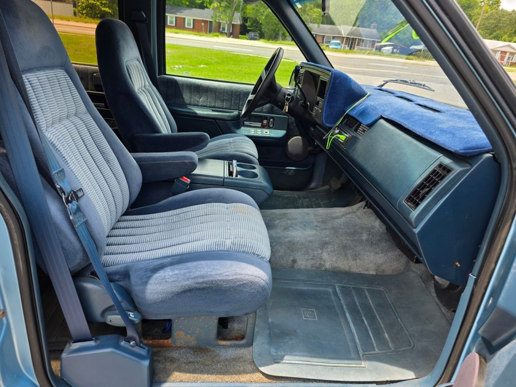 1993 Chevrolet Suburban Image 31