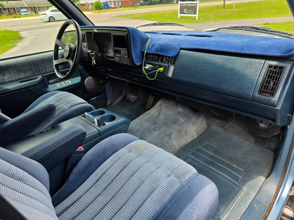 1993 Chevrolet Suburban Image 32