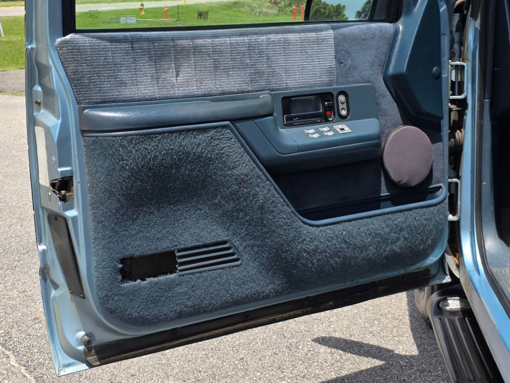 1993 Chevrolet Suburban Image 36