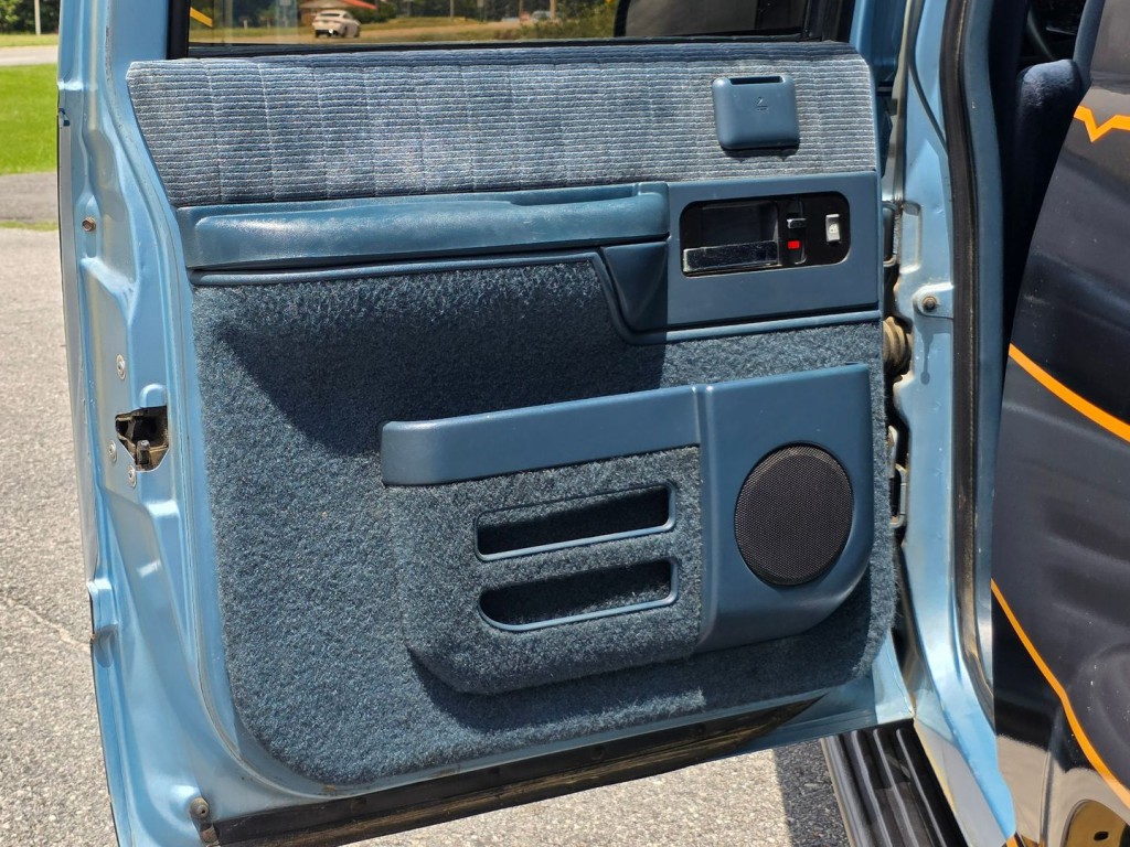 1993 Chevrolet Suburban Image 38