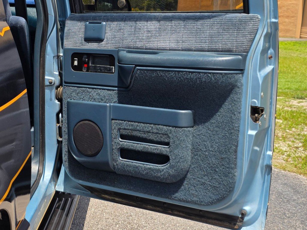 1993 Chevrolet Suburban Image 39