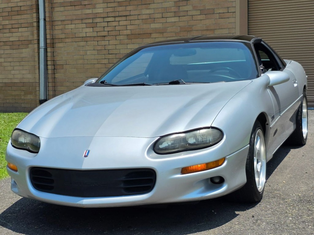 2002 Chevrolet Camaro Image 2