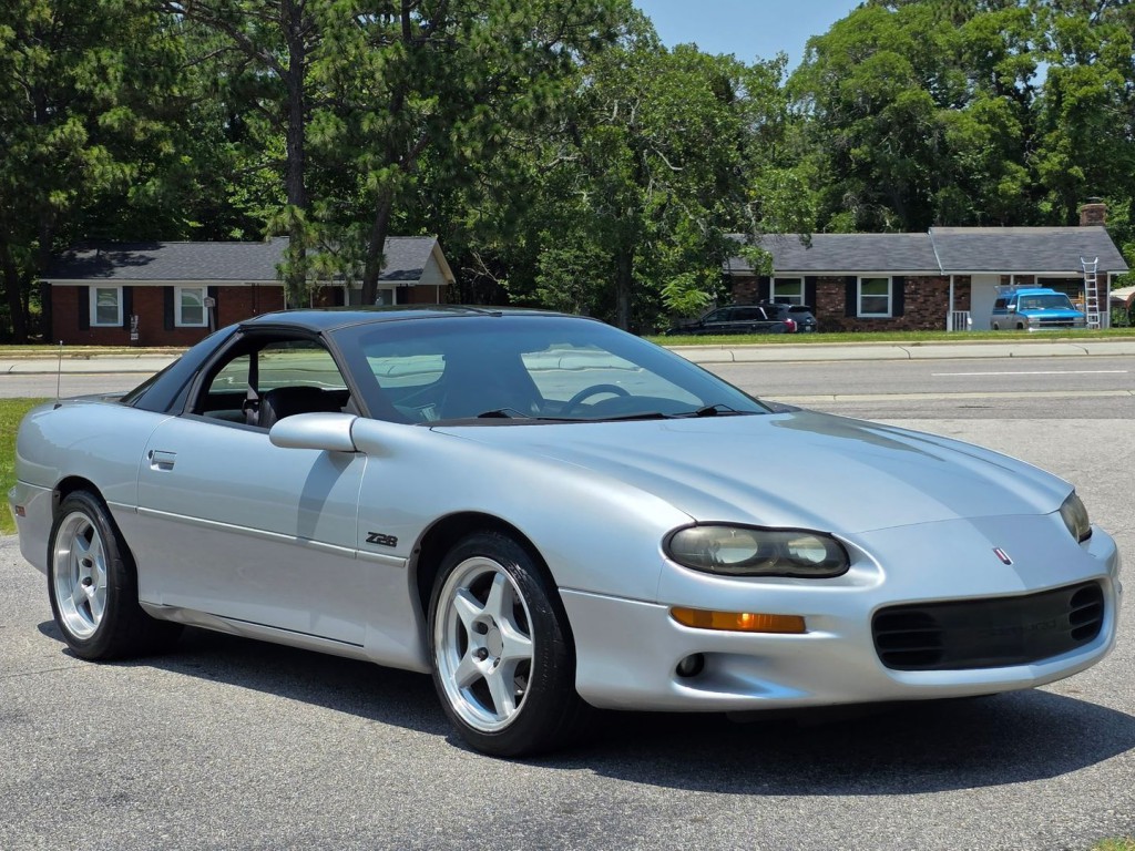 2002 Chevrolet Camaro Image 5