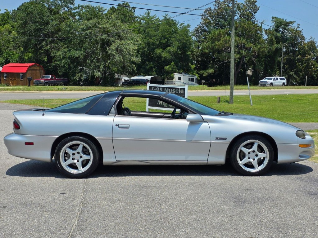 2002 Chevrolet Camaro Image 6