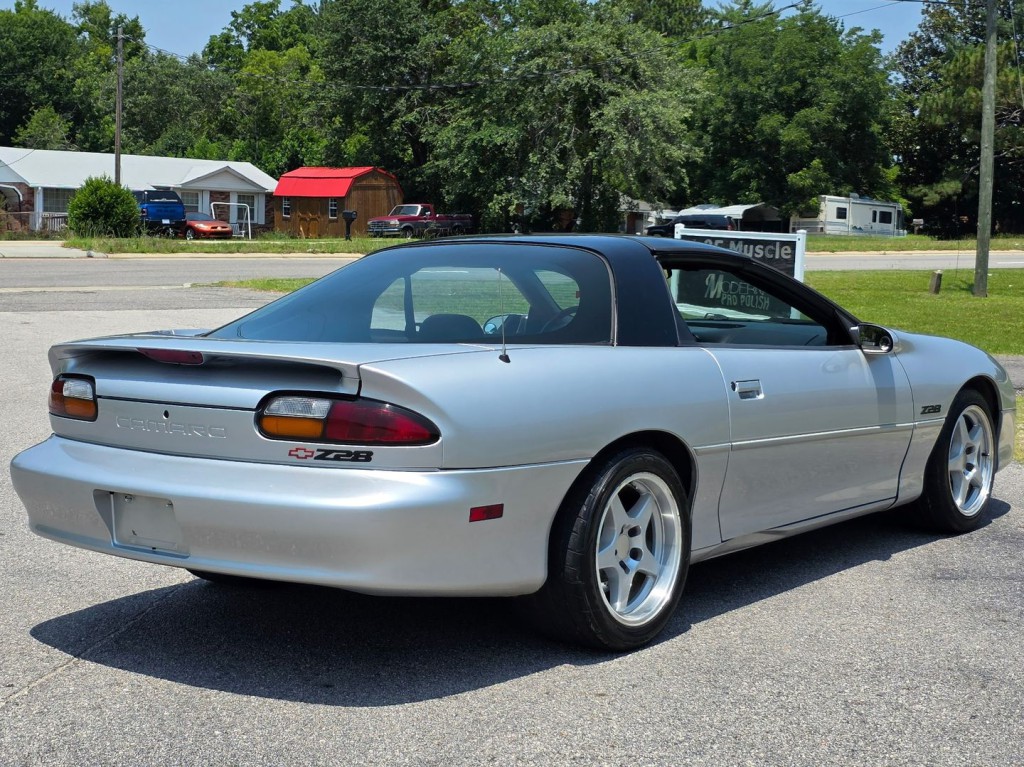 2002 Chevrolet Camaro Image 7