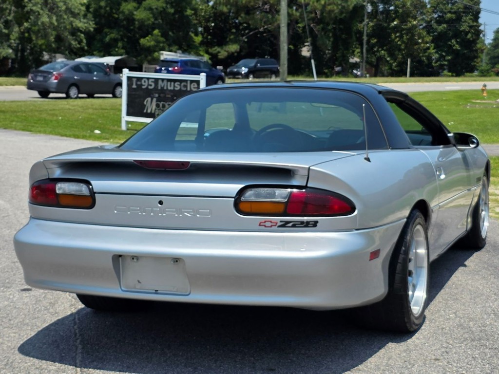2002 Chevrolet Camaro Image 8